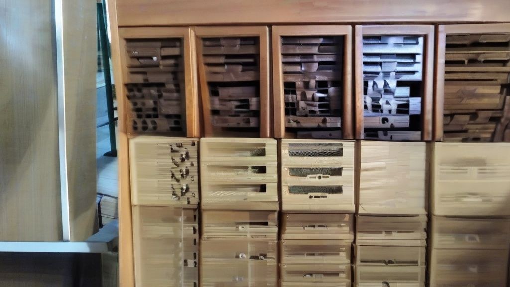 한국 전통 문양이 있는 방 안에서 책상에 앉아 노트북으로 작업하는 한국인 여성