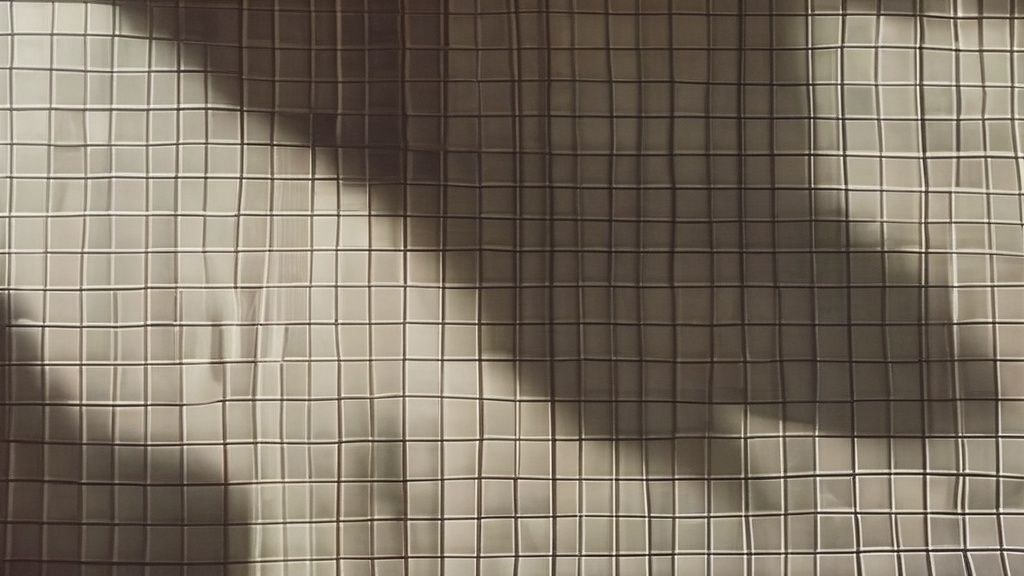 노트와 펜을 들고 긍정적인 문구를 적고 있는 한국인 여성의 손